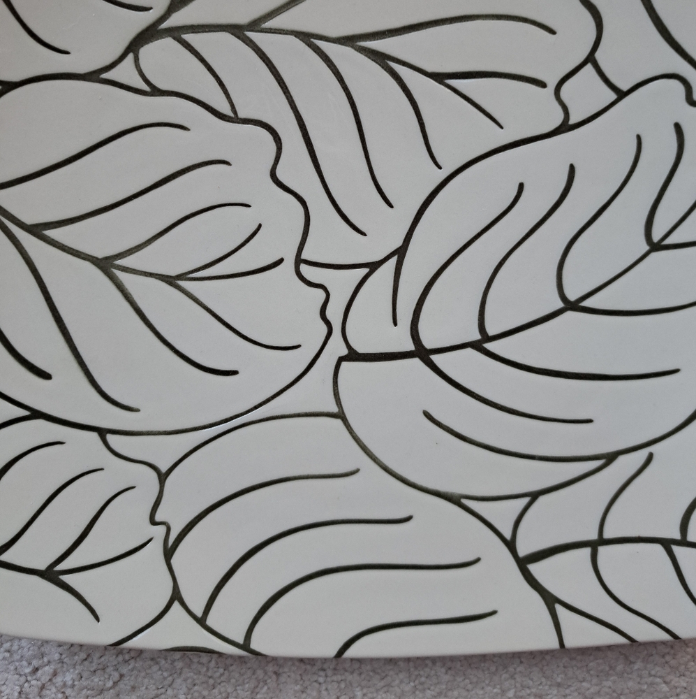 BRAND NEW serving dish with leaf engraving - Picture 2 of 4